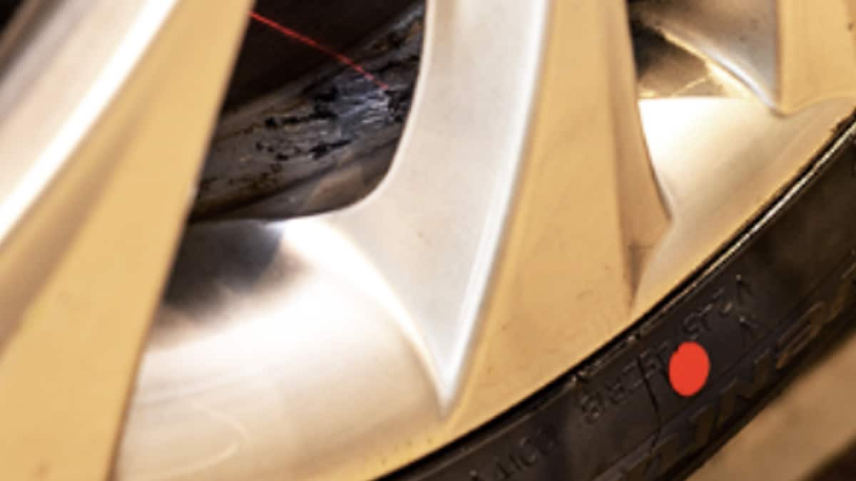 새 타이어의 유니포미티 마크 새 타이어의 유니포미티 마크