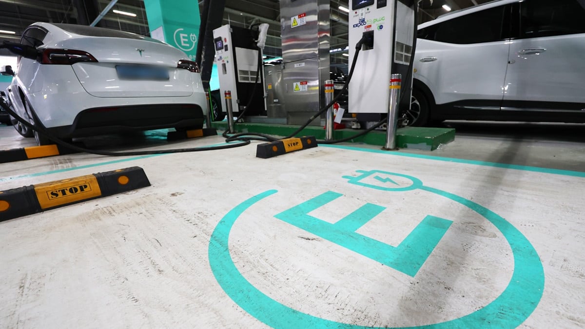 서울시내 한 주차장의 전기차 충전 구역