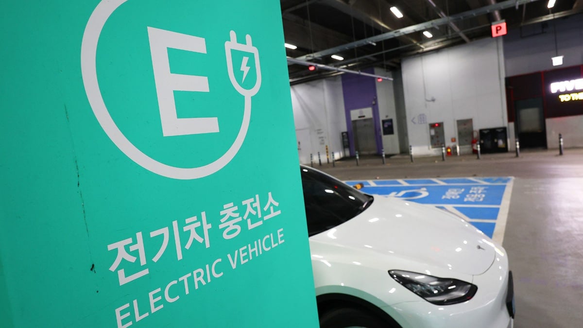 서울시내 한 주차장의 전기차 충전 구역