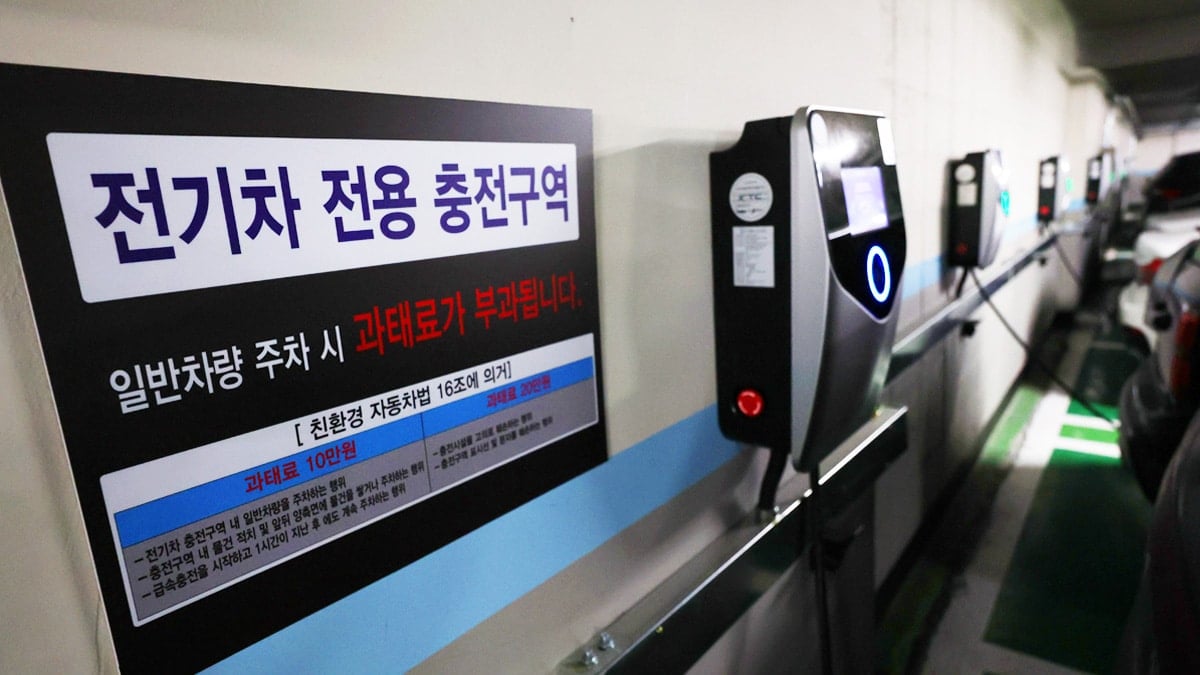 서울시내 한 주차장의 전기차 충전 구역