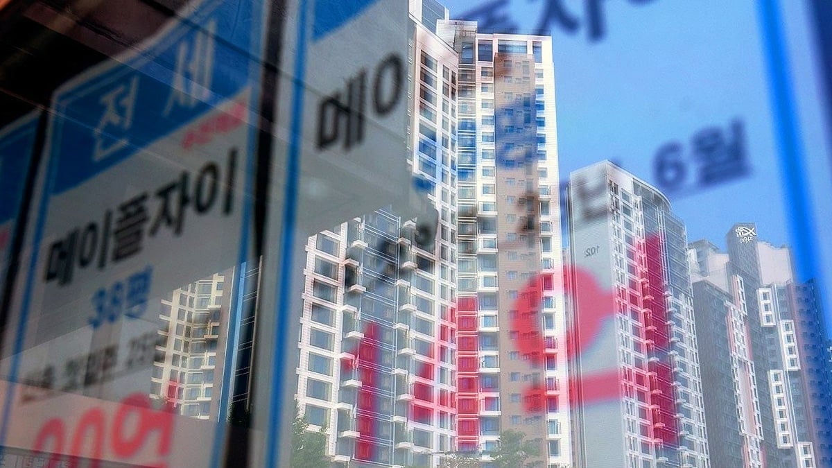 부동산에 붙은 전세 매물 안내문