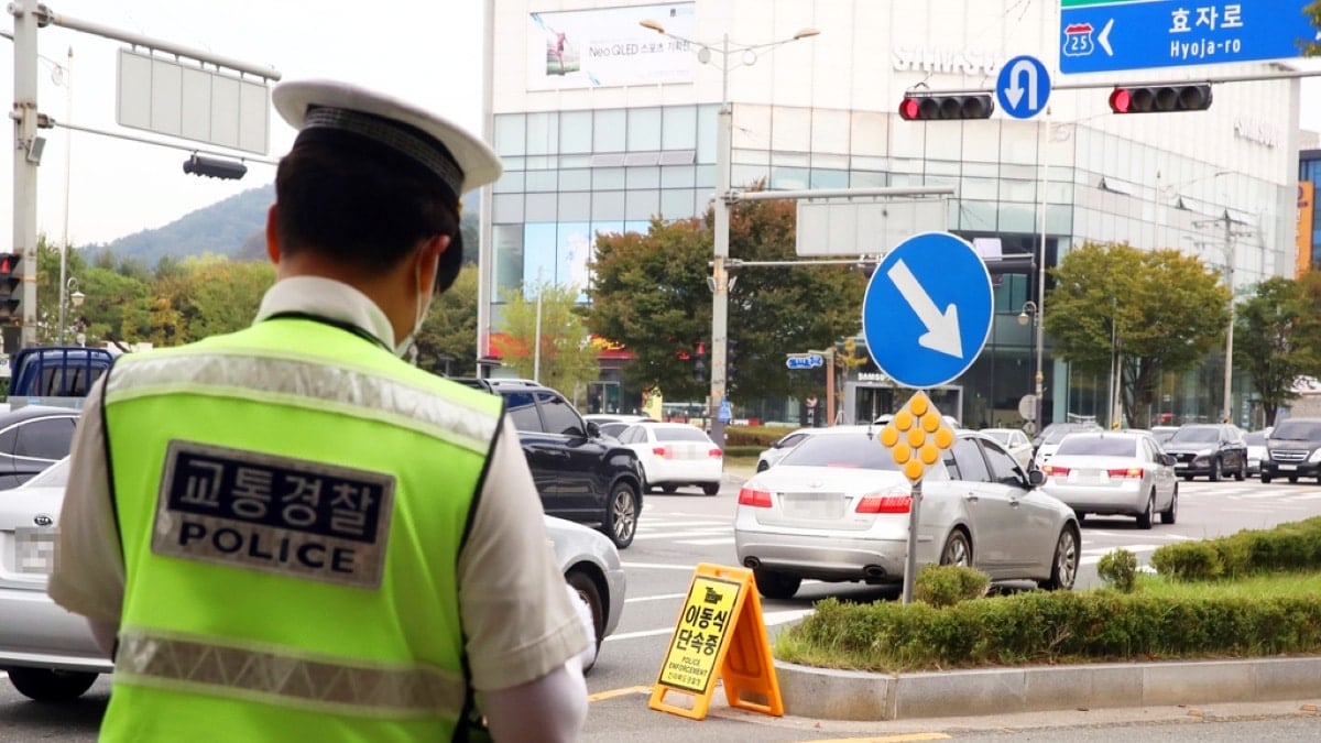 차량 단속 중인 경찰