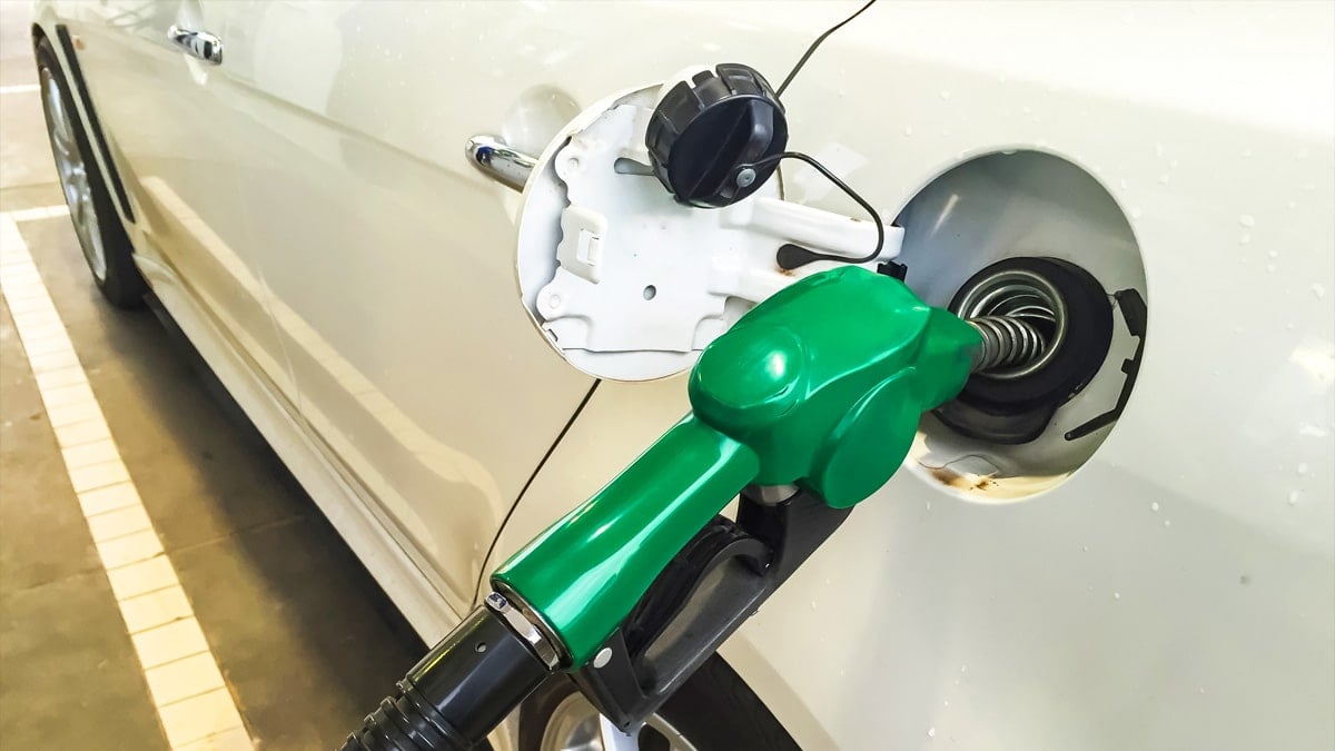 주유 중인 디젤차