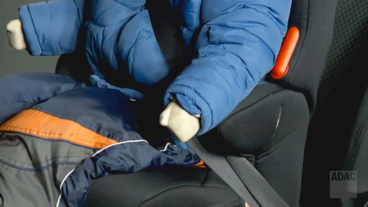 ADCA의 겨울용 외투와 안전벨트 충돌 테스트