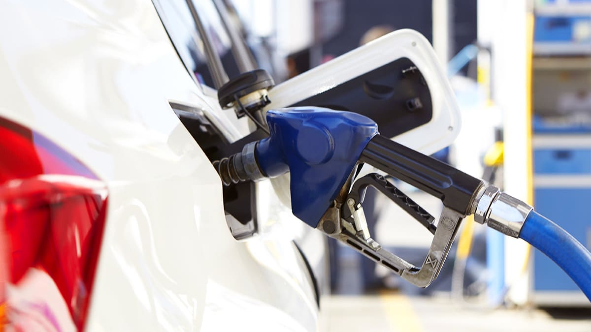 주유 중인 내연기관차