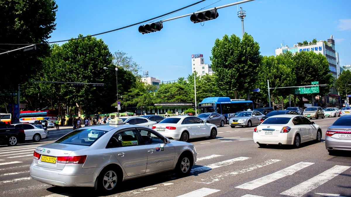 교차로를 지나는 차량들