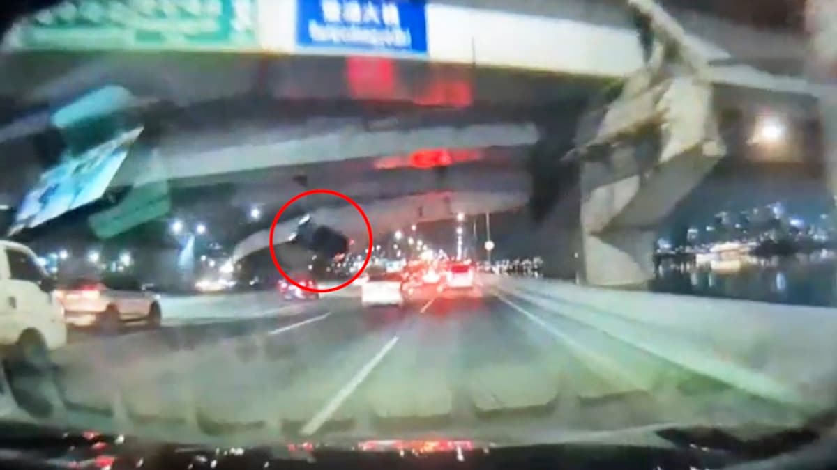 반포대교에서 추락하는 포르쉐