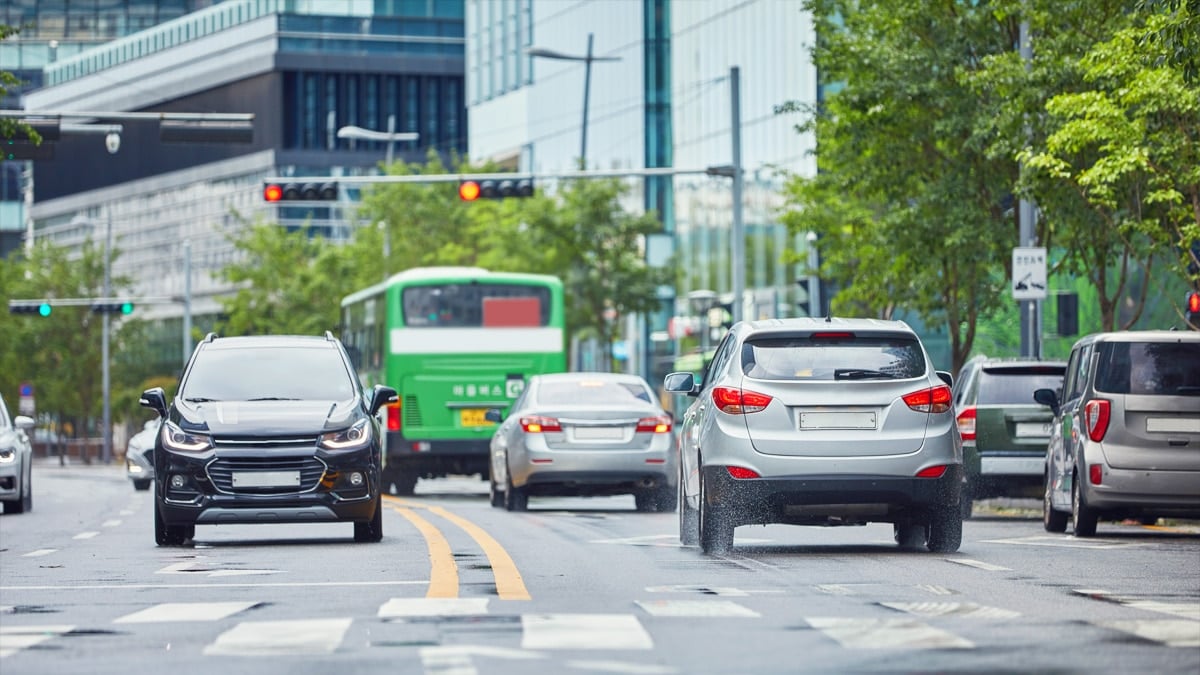 신호 대기 중인 차량들 신호 대기 중인 차량들