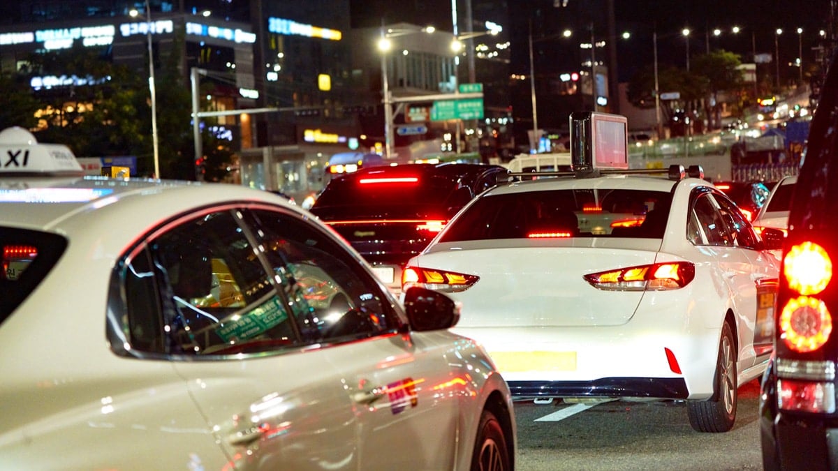 신호 대기 중인 차량들 신호 대기 중인 차량들