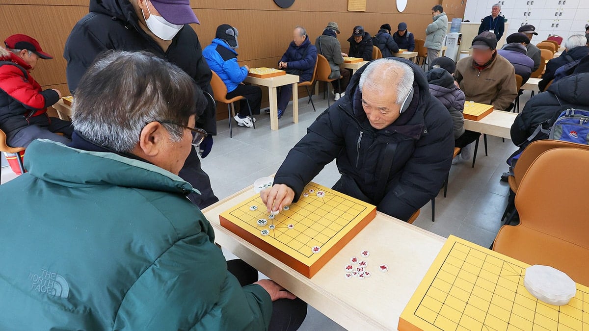 장기를 두고 계신 어르신들