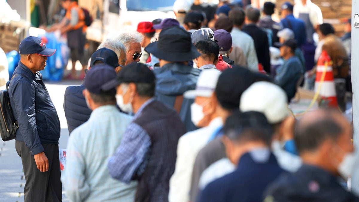 무료급식소 앞에 서 있는 어르신들