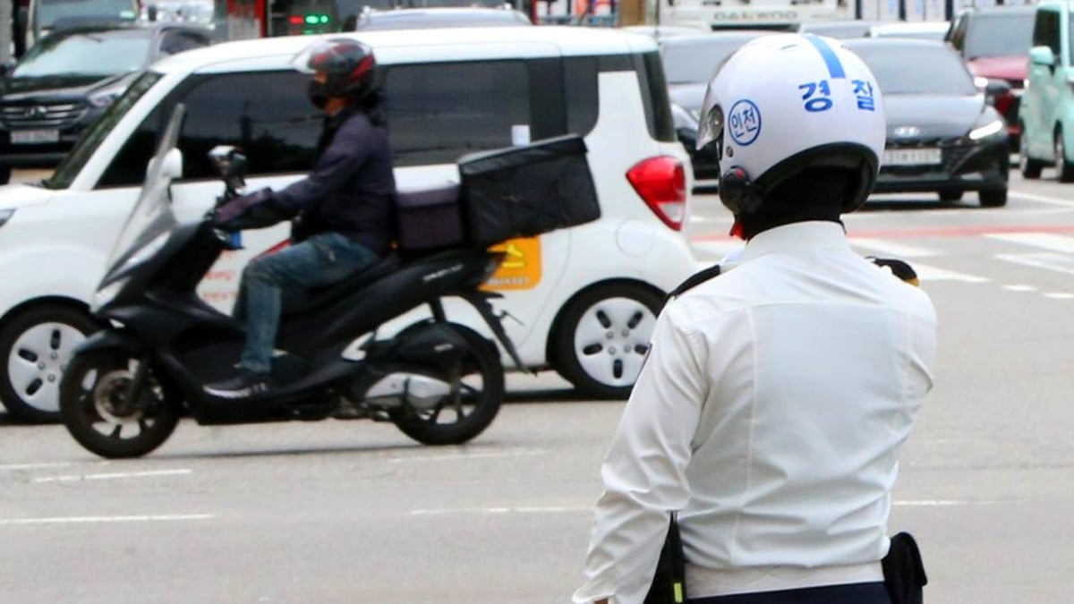 오토바이 불법 행위를 단속 중인 경찰