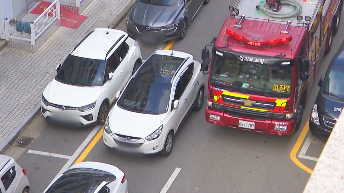 화재 현장으로 출동 중인 소방차 화재 현장으로 출동 중인 소방차