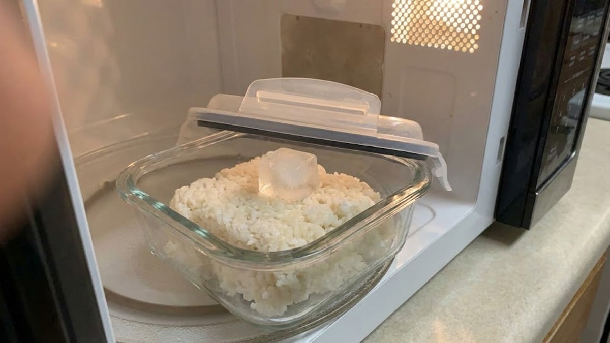 냉동밥 위에 얼음을 올리고 전자레인지에 넣는 모습