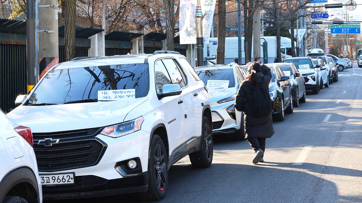 인천 쉐보레 직영정비소 앞에 늘어선 쉐보레 차량들