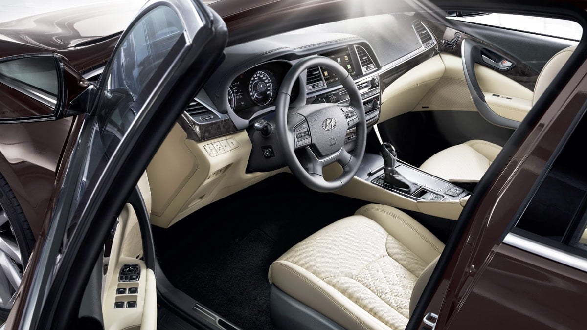 “아반떼 가격에 그랜저급 V6″… 50대 아빠들이 몰리는 1,300만 원대 세단의 ‘정체’