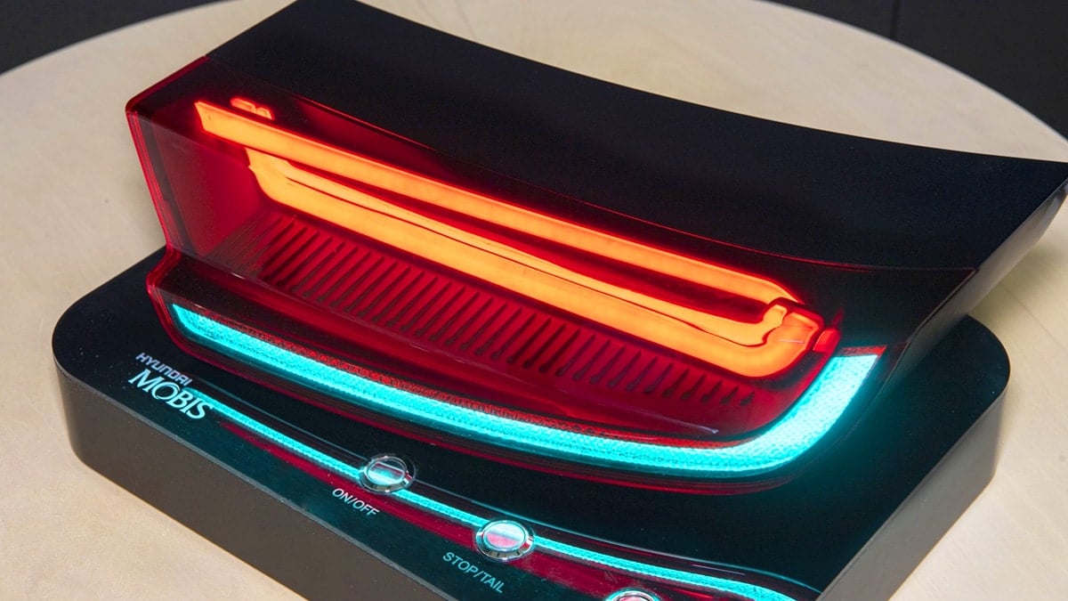 현대모비스의 휘어지는 HLED 리어램프 시제품