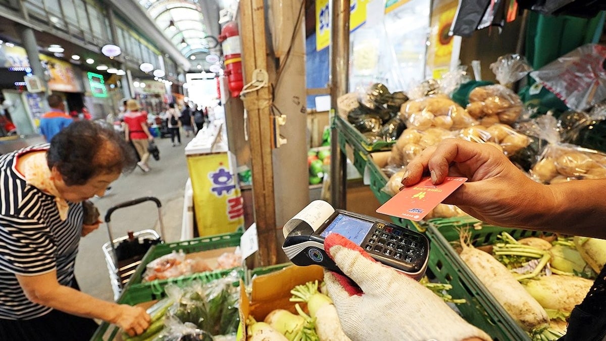 시장에서 민생소비쿠폰으로 결제하는 손님