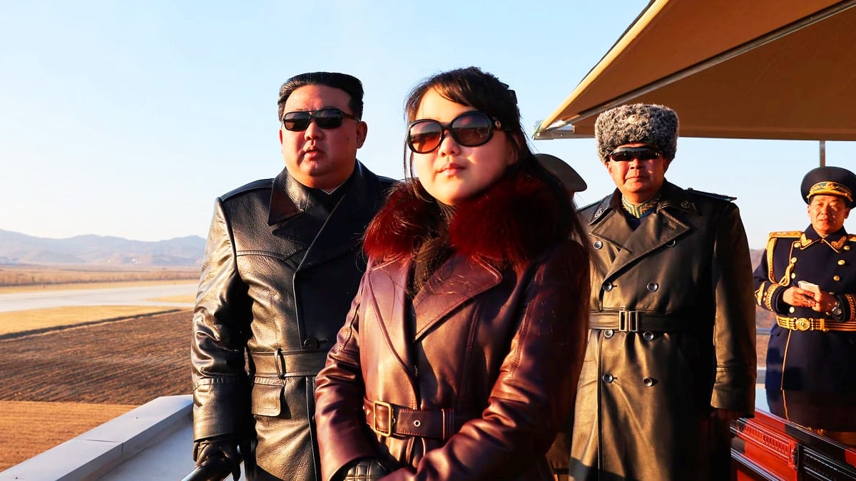 시위 비행을 참관한 김정은·김주애