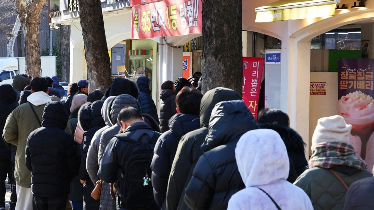로또 구매를 위해 줄을 서있는 모습
