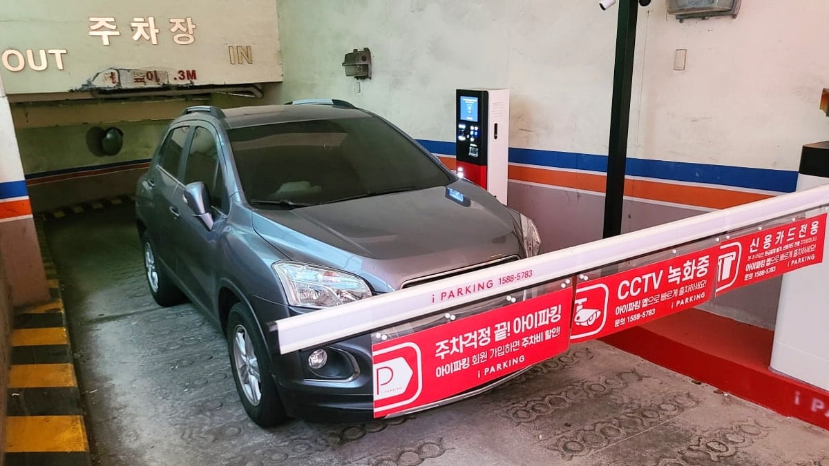 인천 남동구 논현동 상가 건물 주차장 출입구를 막고 있는 차량 인천 남동구 논현동 상가 건물 주차장 출입구를 막고 있는 차량