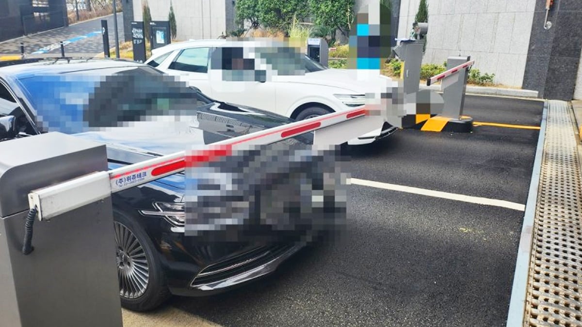 주차장 출입구를 막고 있는 차량 주차장 출입구를 막고 있는 차량