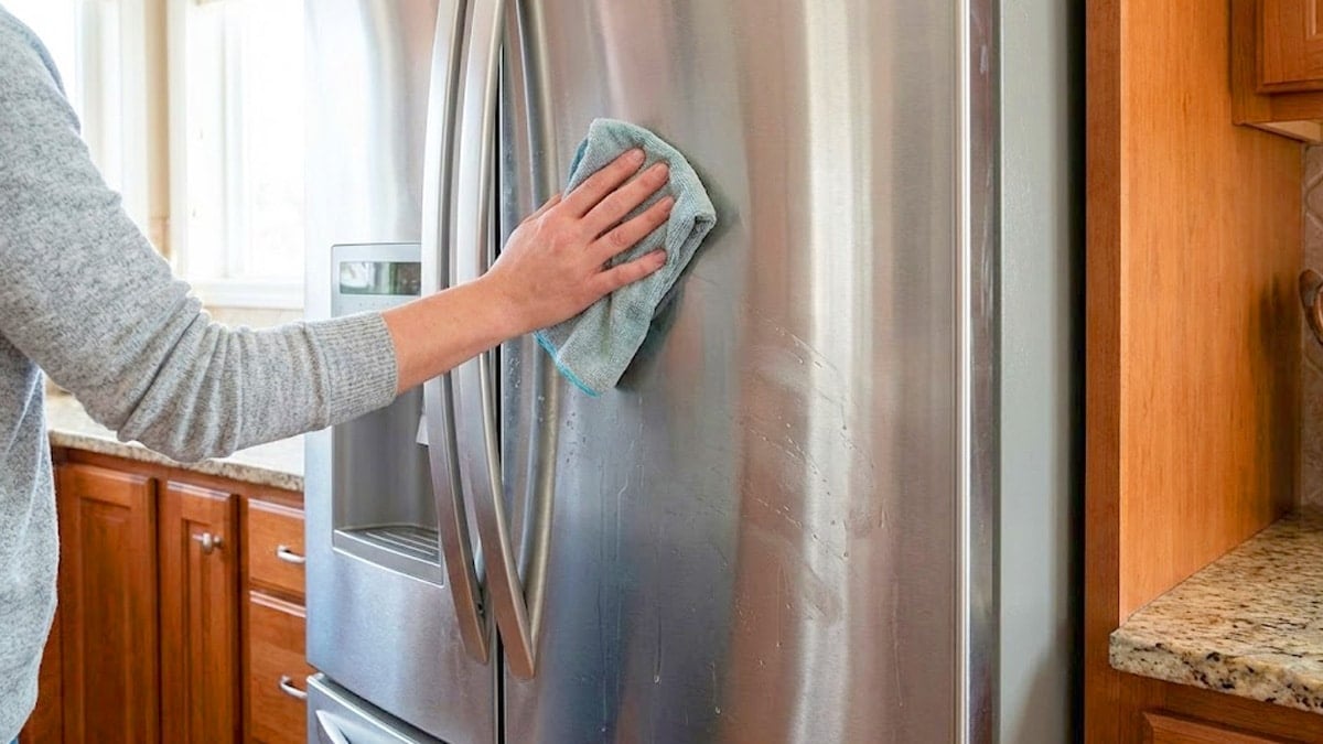 냉장고 문을 닦는 모습