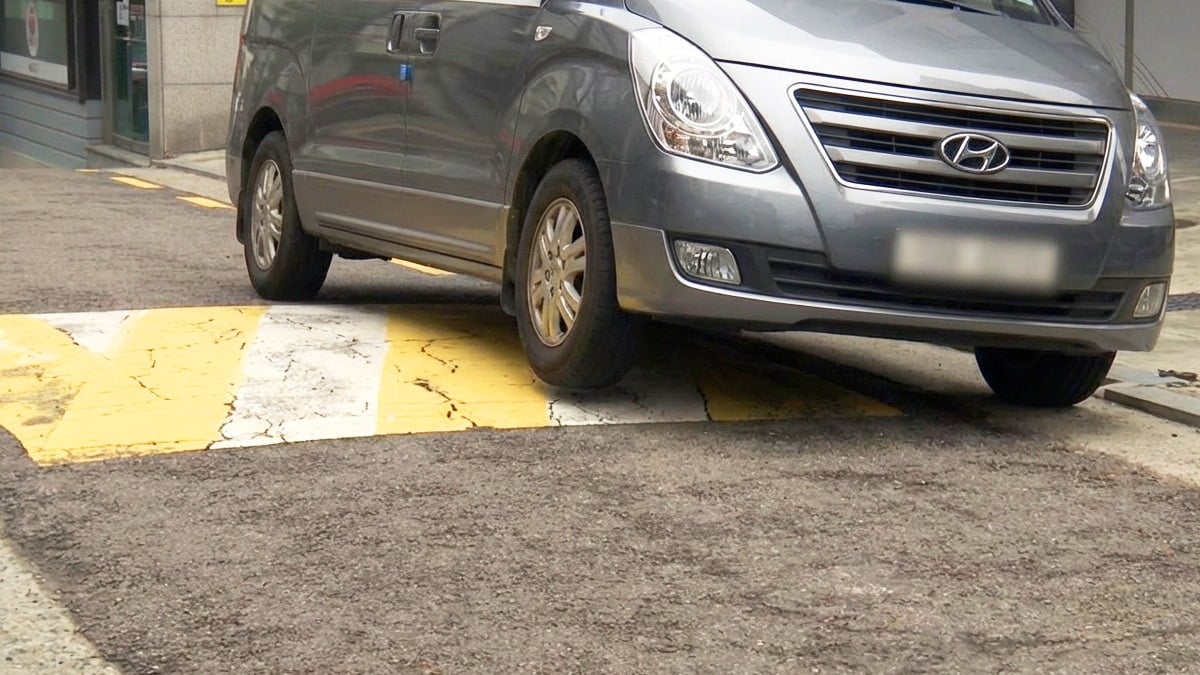 한쪽 바퀴로만 방지턱을 넘는 모습