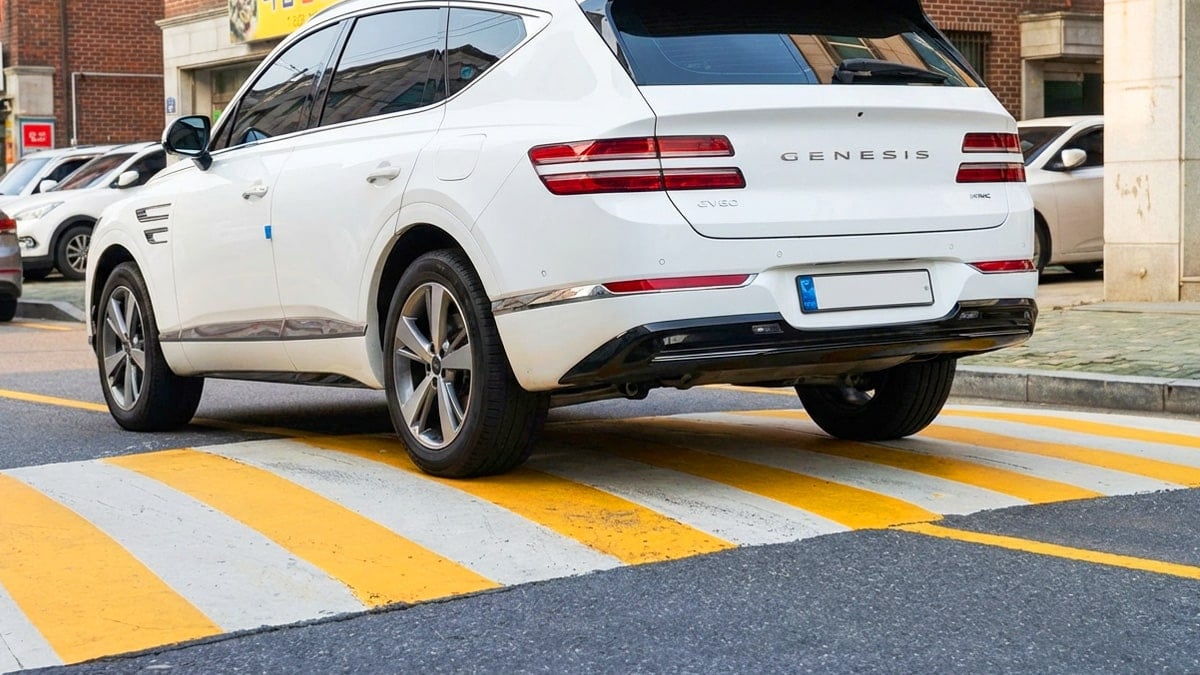 방지턱을 넘는 차량