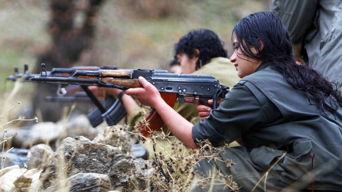 사격 훈련 중인 쿠르드 여군