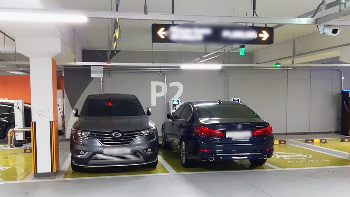 전기차 충전구역에 주차한 차량