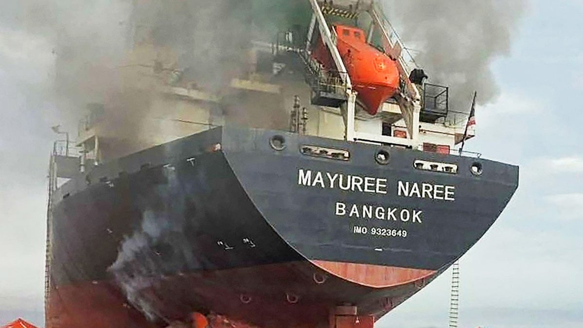 이란 공격으로 불이 붙은 태국 선적 마유리나리호