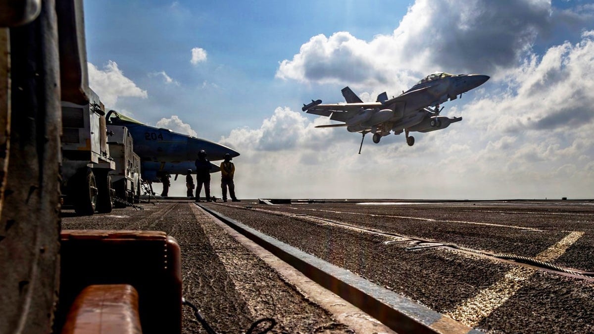 에이브러햄 링컨호에 함재기가 착륙하는 모습