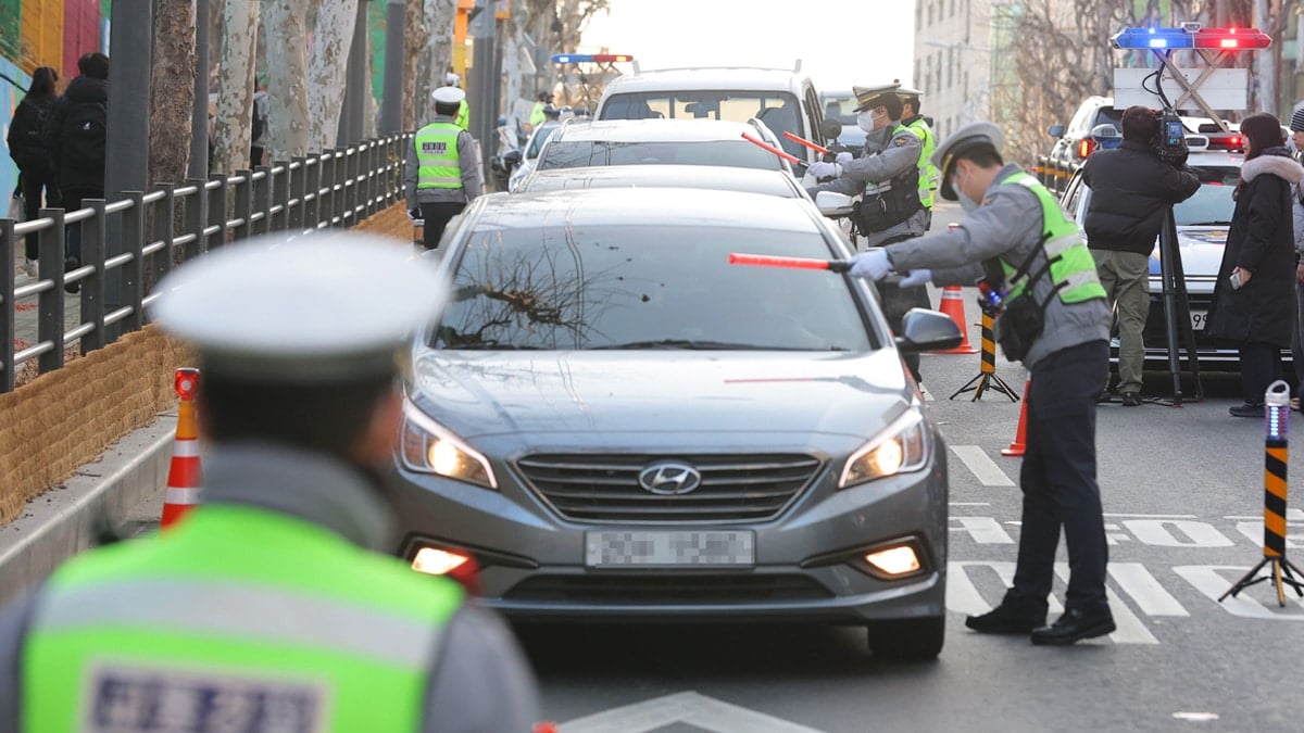 4일 스쿨존 일대에서 음주운전 단속 중인 경찰