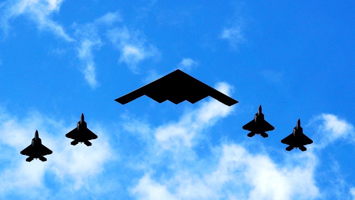 B-2 폭격기와 F-35 전투기 비행 모습