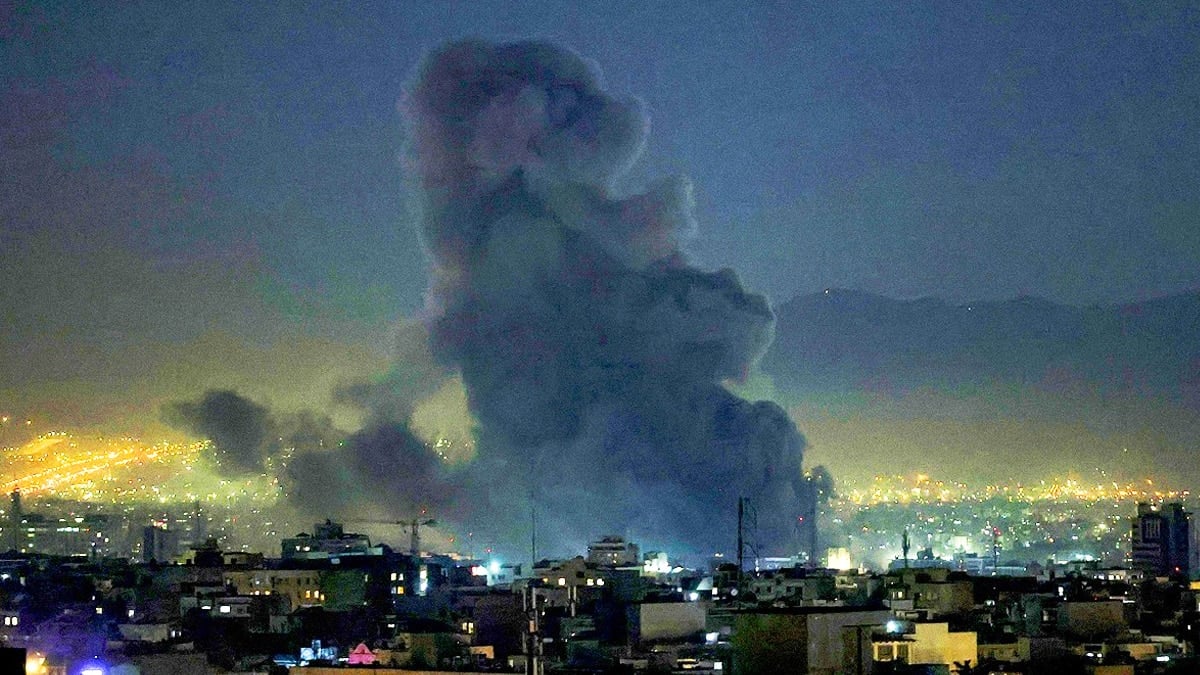 연기가 피어오르는 이란 테헤란