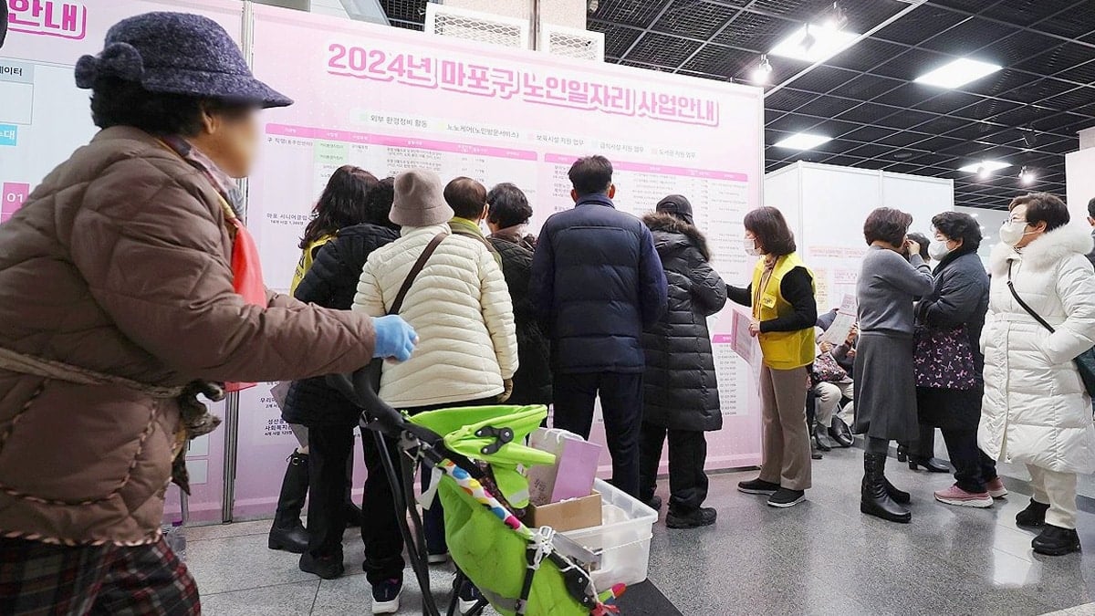 노인 일자리 박람회 찾은 노인들