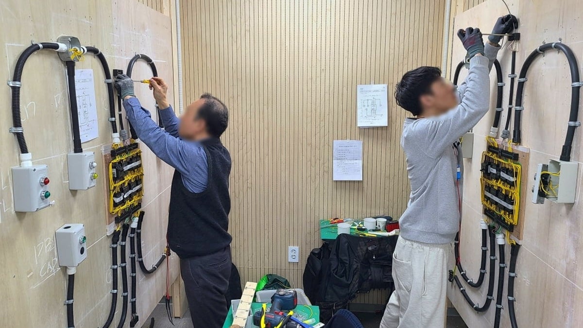 중장년·청년 수험생이 전기기능사를 준비하는 모습