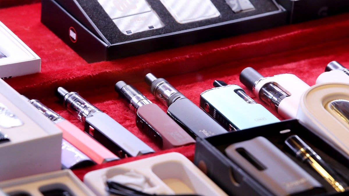 서울 시내의 한 전자담배 가게에 진열된 액상형 전자담배들