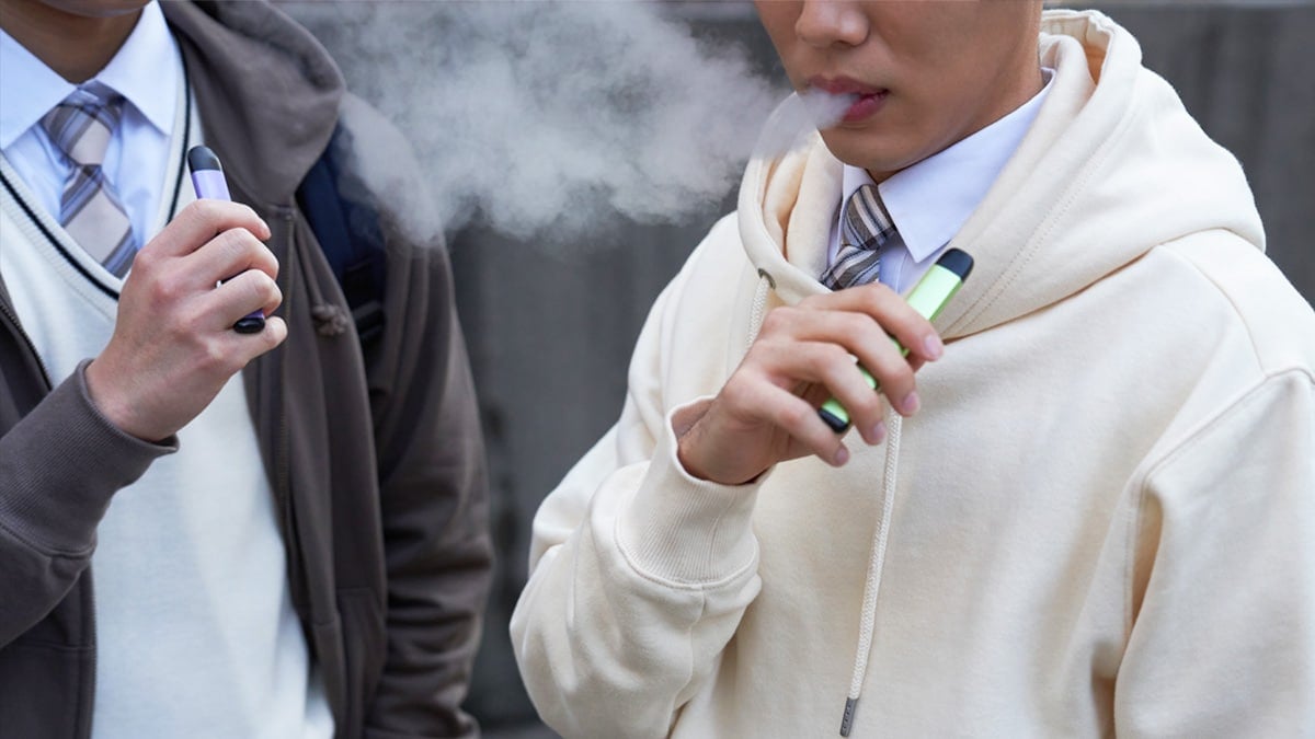 전자담배를 피는 고등학생들