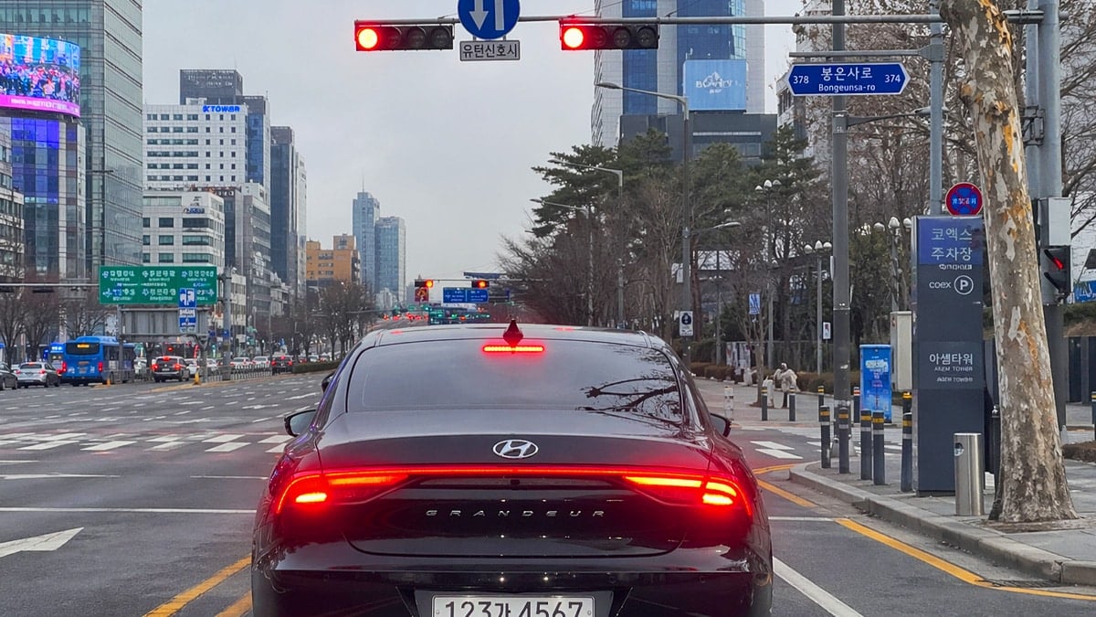 신호 대기 중 브레이크를 밟고 있는 차량