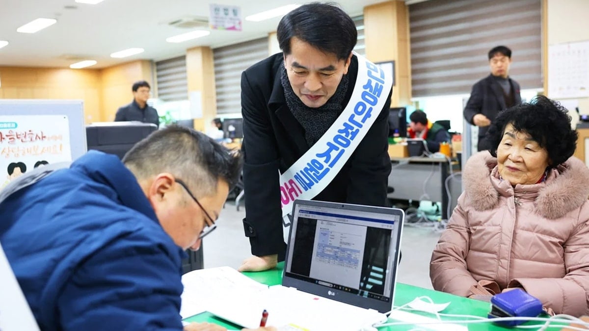 민생안정지원금 1차 지급 현장을 찾은 최재형 보은군수