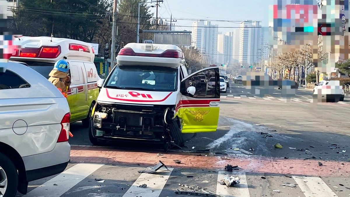 긴급 출동 중이던 119구급차와 SUV 충돌 현장