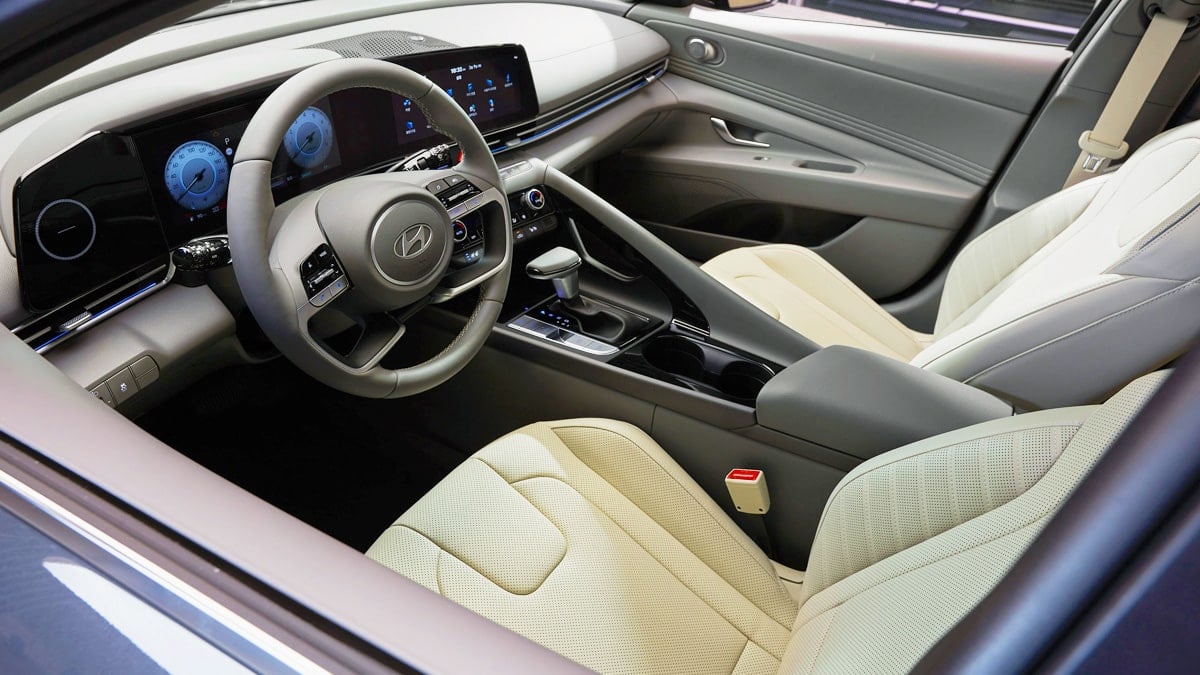 현대차 아반떼 하이브리드 실내