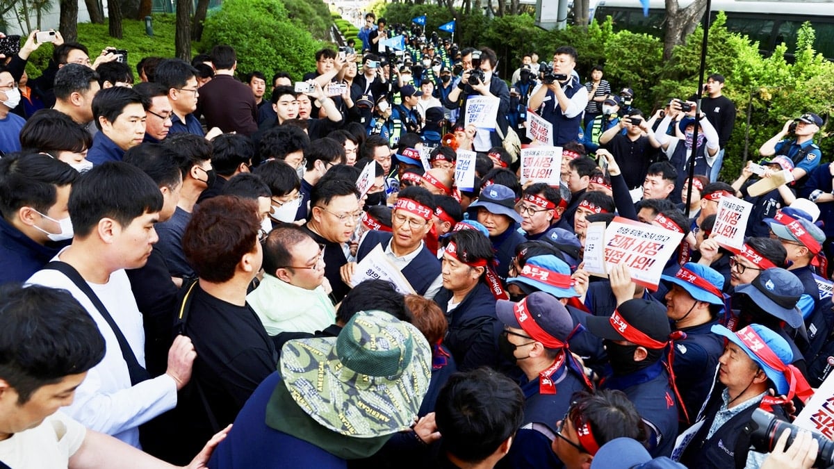 현대차그룹에 원청 교섭 요구안 전달하는 금속노조