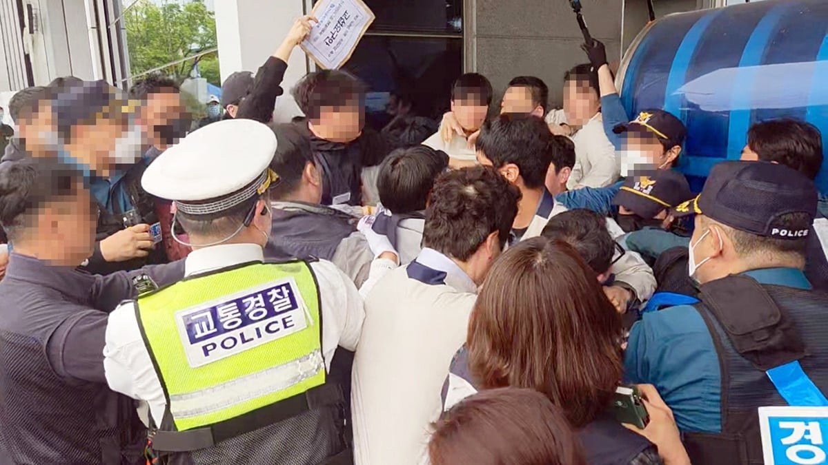 22일 현대차 울산공장 정문에서 벌어진 금속노조와 보안요원의 몸싸움