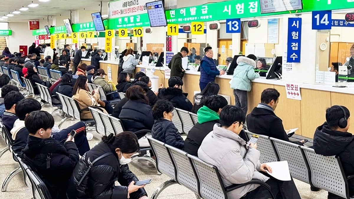 사람들로 붐비는 운전면허시험장