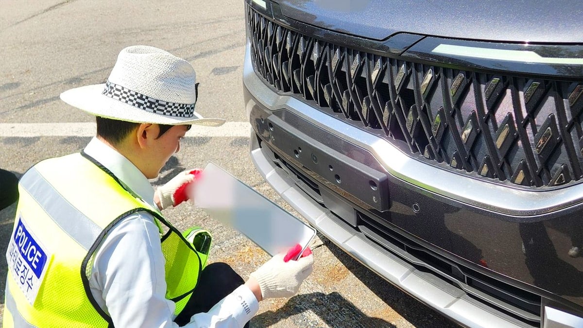 구리남양주톨게이트에서 체납 차량 번호판을 영치하는 경찰
