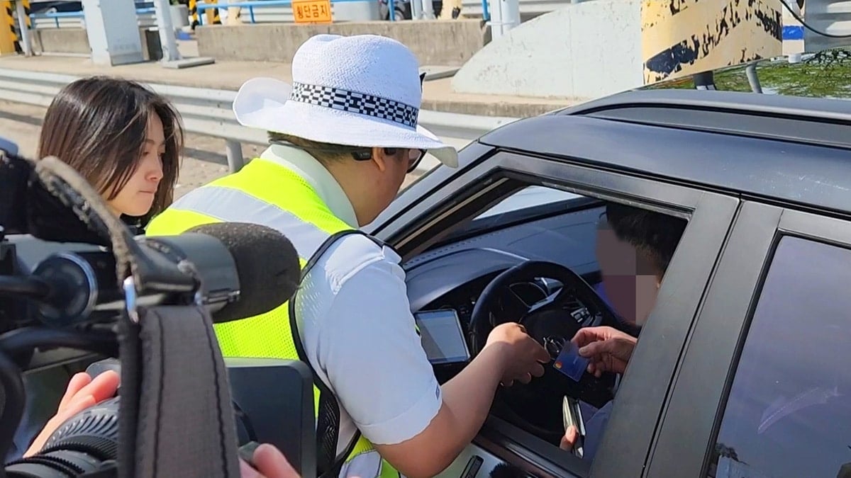 체납 차량 단속 중인 경찰