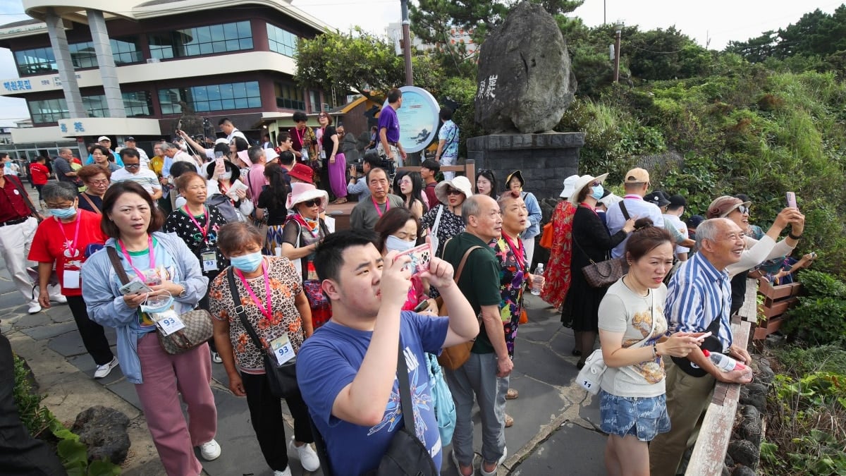 제주 용두암을 찾은 단체 관광객